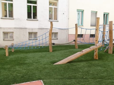 Spielplatz mit großer Kletteranlage für die Schüler