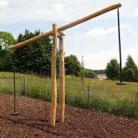 Seilwippe für zwei Kinder an hohen Holzbalken auf dem Spielplatz