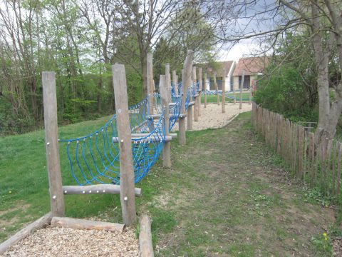 Kletterdschungel mit Seilgarten für Kinder im Park gebaut