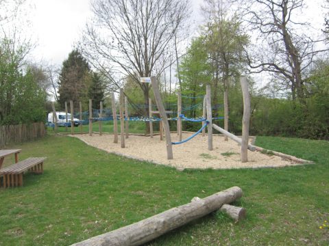 Kletterdschungel mit Naturholz und blauen Seilen für Kinder
