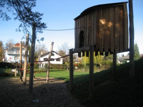 Kletterdschungel von FREISPIEL mit Baumhaus im Garten
