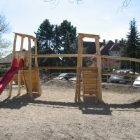 Spielanlage Klara aus Naturholzstämmen und und zwei Türmen