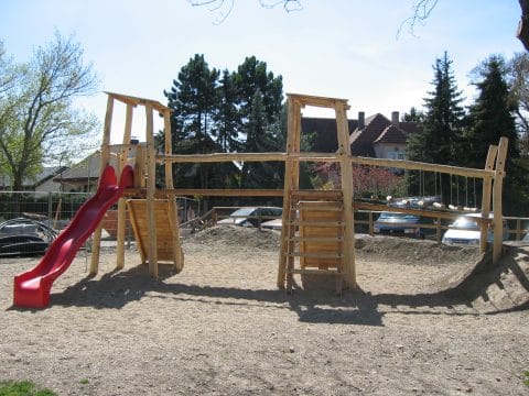 Kombispielgerät Robinico Rückseite aus Naturholz auf dem Spielplatz