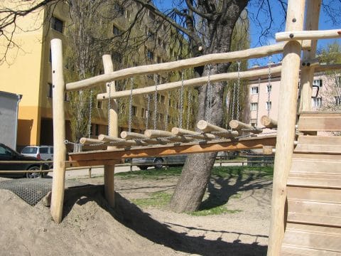 Wackelbrücke aus Holz an Ketten montiert am Spielturm