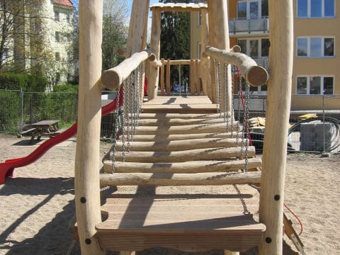 Wackelbrücke aus Holz als Aufgang zum Spielturm