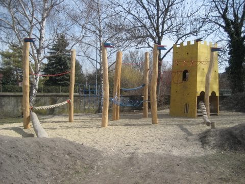 Großer Kletterdschungel für die Kinder zum spielen im Park