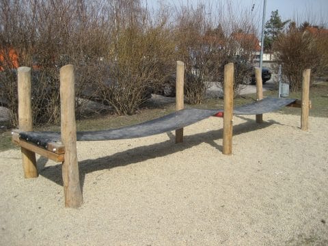 Wackelkletterband an Holzsteher auf Sand im Park