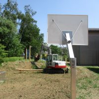 Montage der Basketballanlage von FREISPIEL auf der Wiese