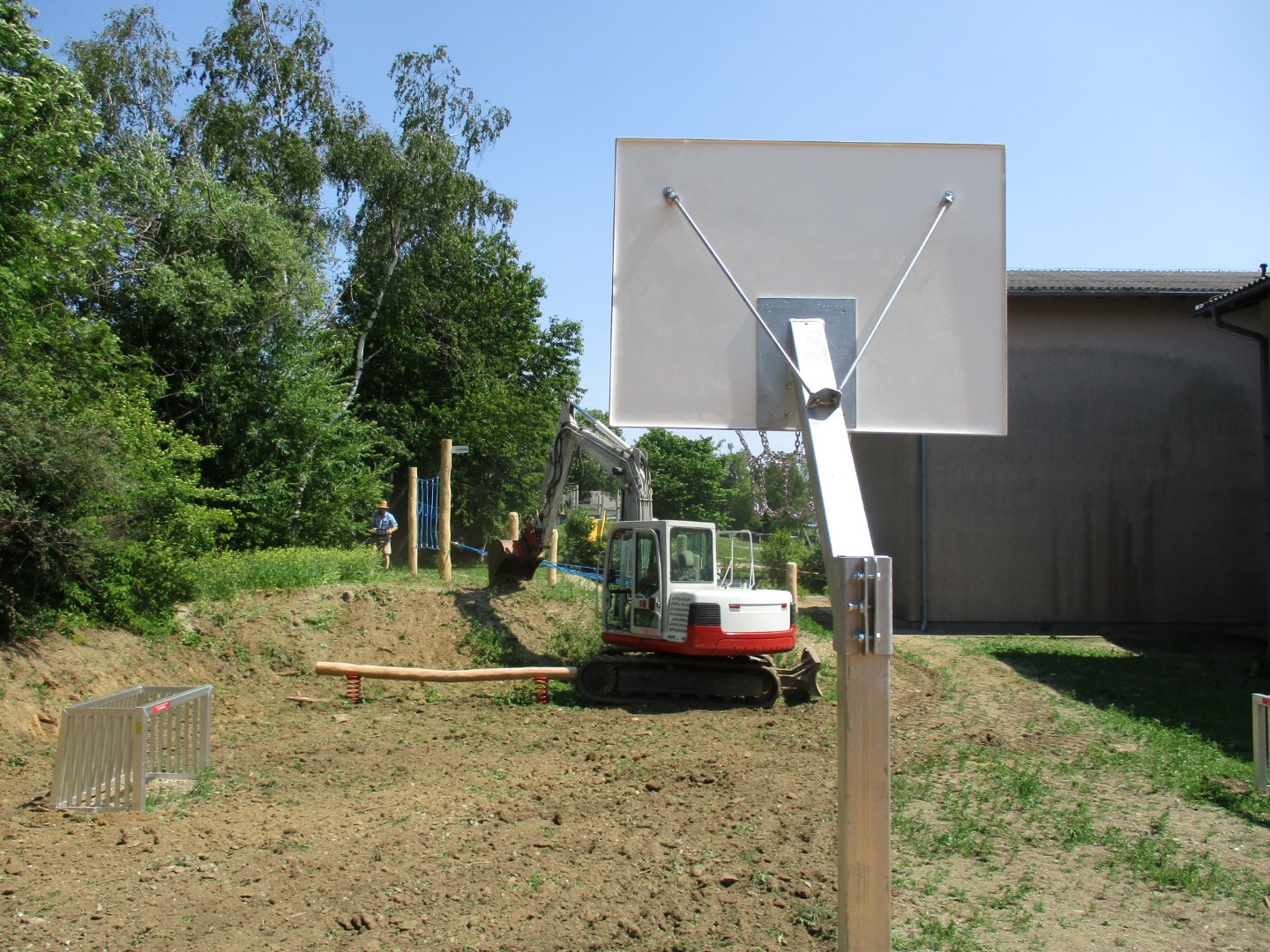 Montage der Basketballanlage von FREISPIEL auf der Wiese