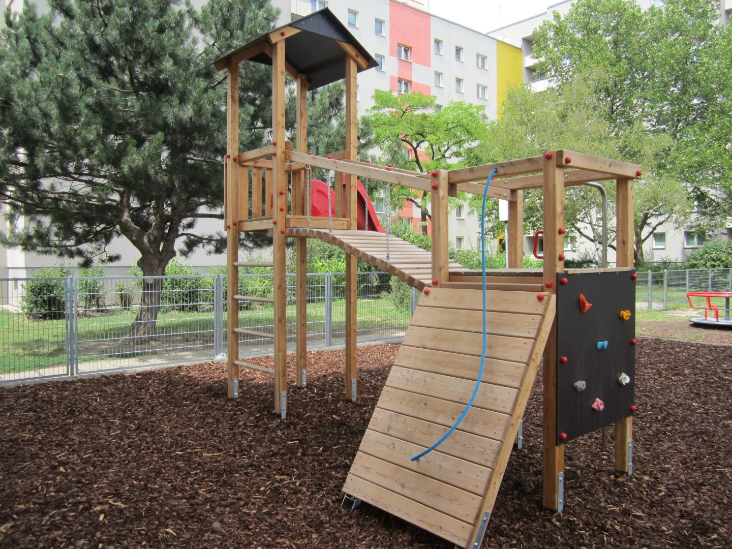 Spielkombination Hilde mit Kletterwand und Wackelbrücke für Kinder
