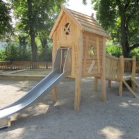Spielanlage Klaus mit Holzhäuschen und Rutsche für Kinder auf Spielplatz