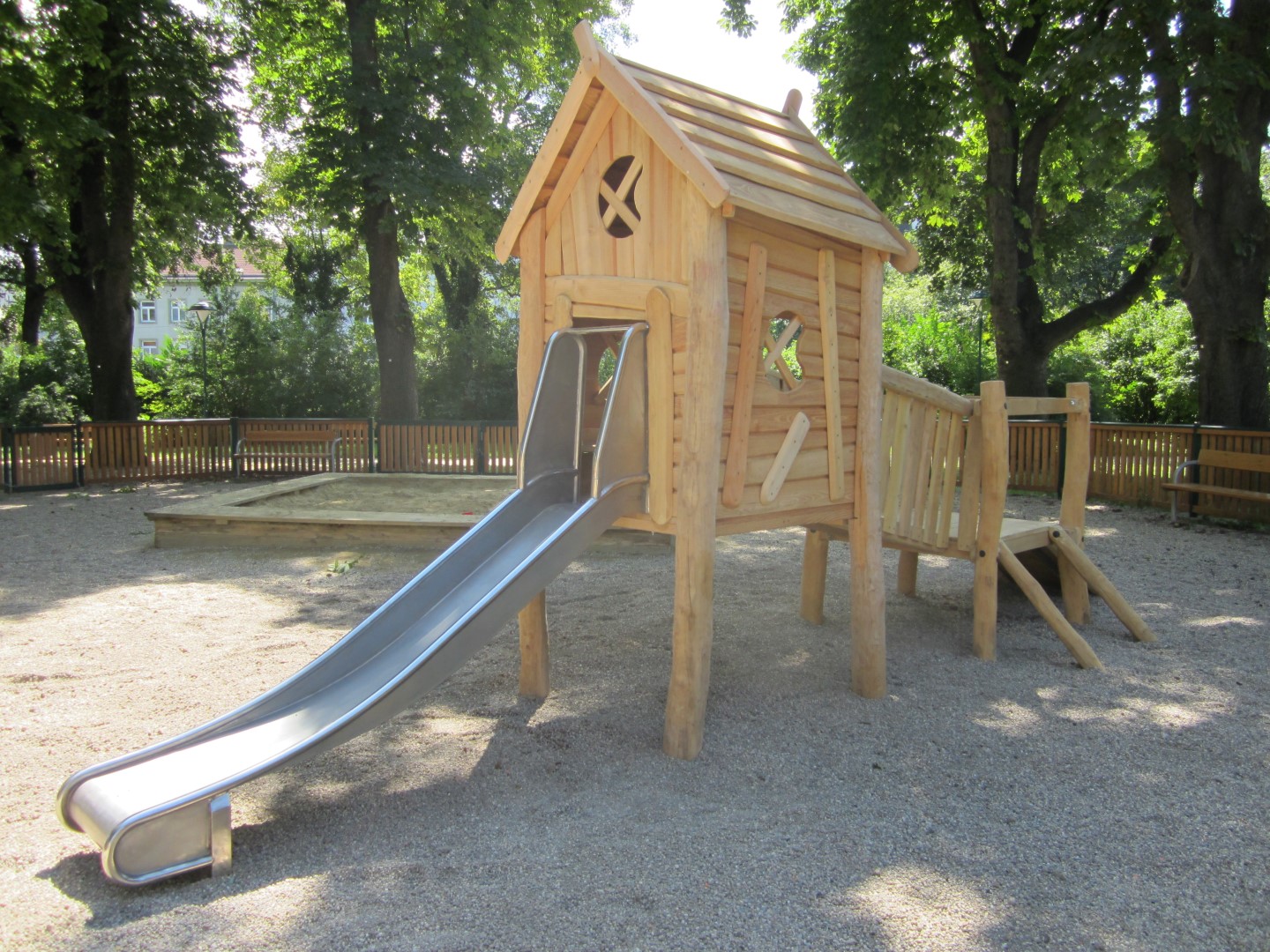 Spielanlage Klaus mit Holzhäuschen und Rutsche für Kinder auf Spielplatz