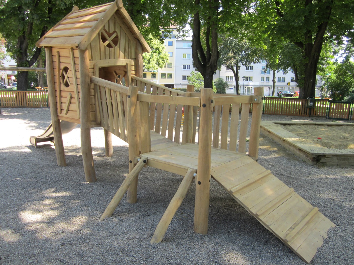 Spielanlage Klaus mit Holzhaus auf Stelzen und Holzbrücke