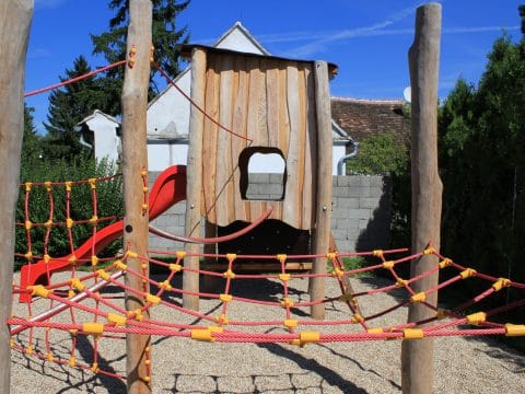 Kletterpark mit Seilen und einem tollen Spielhaus aus Holz