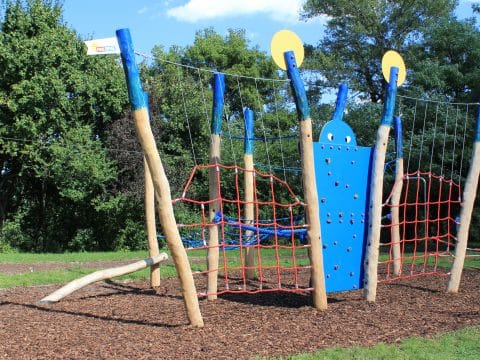 Neues Kletterspielgerät Schmetterling in blau gehalten im Park