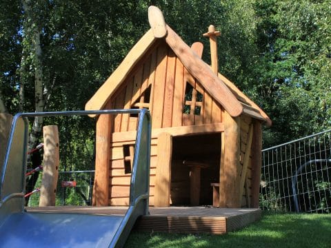 Spielhaus Sissy aus Naturholz mit Edelstahl-Rutsche