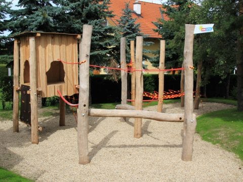 Kletterdschungel mit tollen Holzbalken und Kiessand für die Kinder