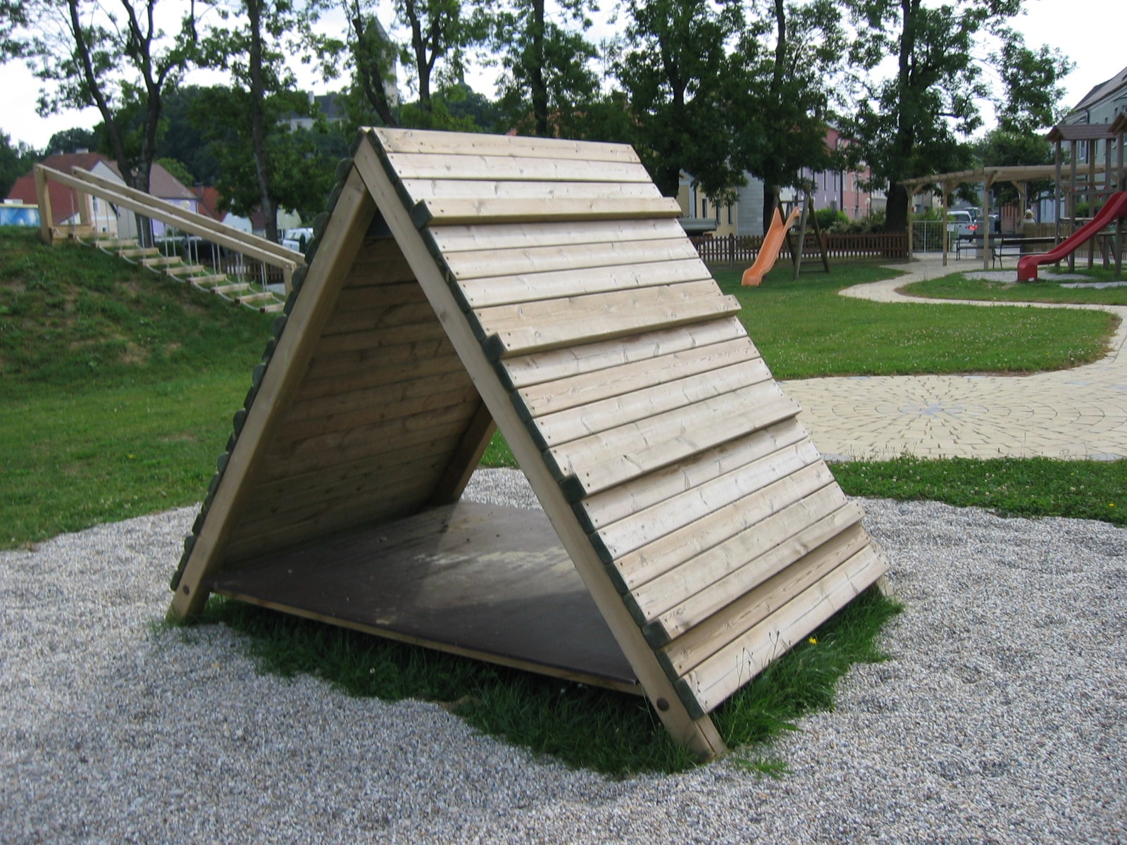 Kletterzelthaus von FREISPIEL aus Holz zum spielen für Kinder