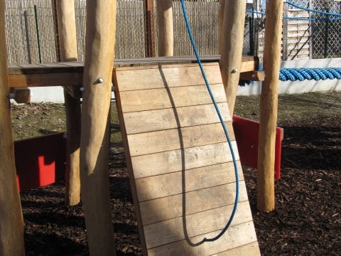Detail Aufstiegsanlage mit Seil für Kinder auf dem Spielplatz