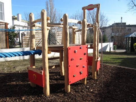 Kletter-Spielanlage aus massivem Holz für Kinder auf dem Spielplatz