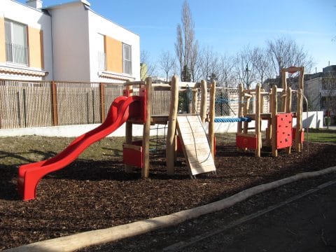 FREISPIEL-Kinderspielplatz in Wohnsiedlung für Kinder gebaut