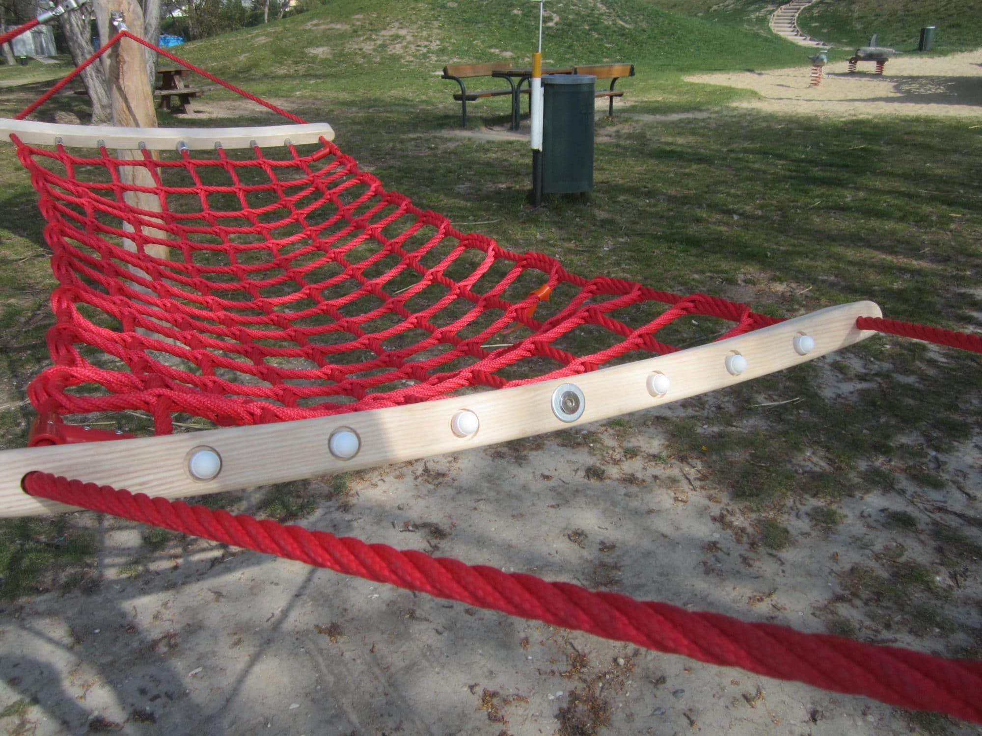 Detailansicht von Seil-Hängematte in Rot am Spielplatz