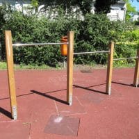 3-Fach Reck auf Fallschutzplatten auf dem Spielplatz für Kinder
