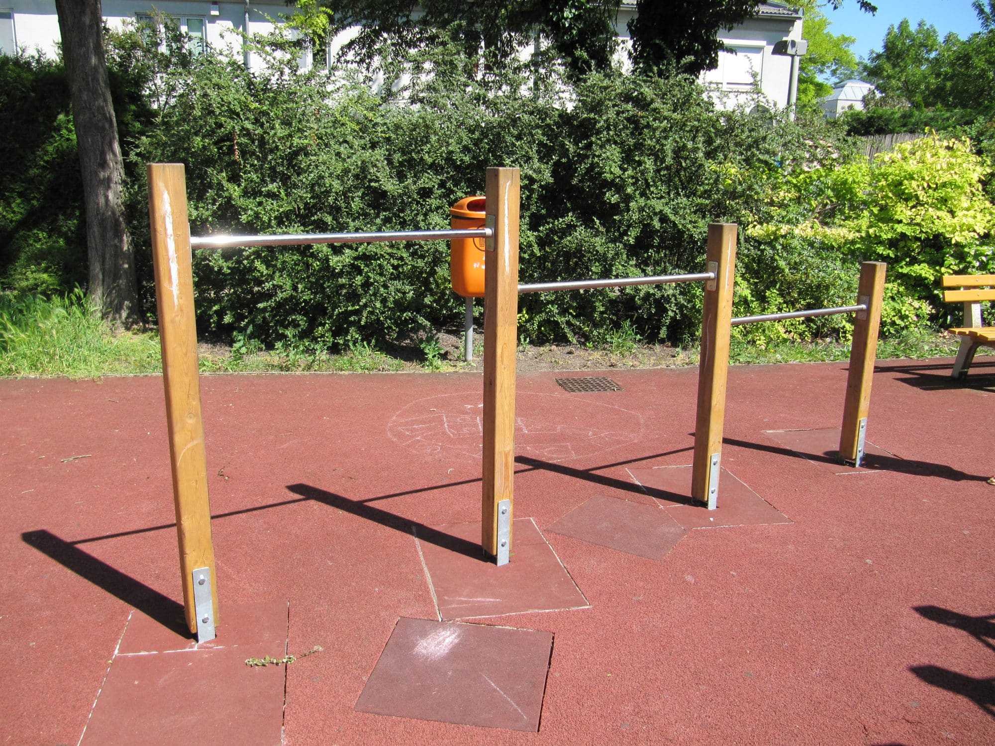 3-Fach Reck auf Fallschutzplatten auf dem Spielplatz für Kinder