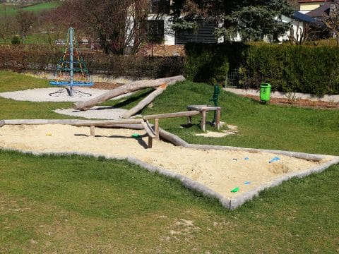 Großflächiger Kinderspielplatz mit Sandkasten, Wasserspiele und Kletterpyramide