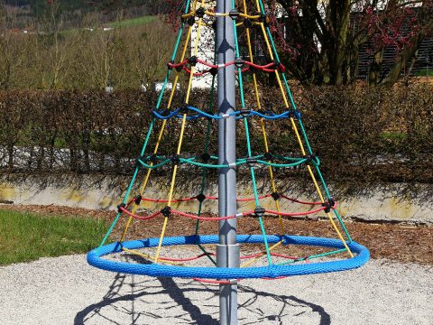 Kletter-Karussel-Turm am Spielplatz auf Kiesfallschutz