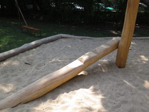 Aufstieg aus Holz zum Balancieren im Sand