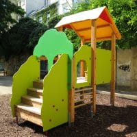 grüne Spielanlage für Kleinkinder mit Treppenaufgang
