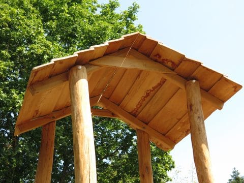 Satteldach aus Holz von Kinderspielanlage