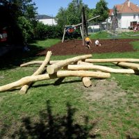 Kletterhaufen aus Holzstämmen zum balancieren für Kinder
