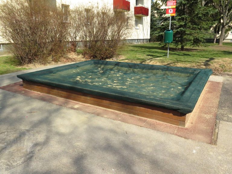 Sandkasten mit Netzabdeckung von FREISPIEL, dem Spielplatzbauer aus Wien