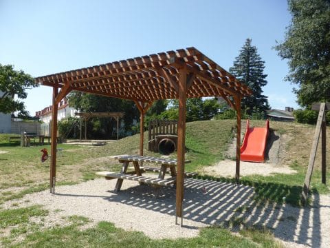 Picknickbank mit toller Holzüberdachung als Sonnenschutz