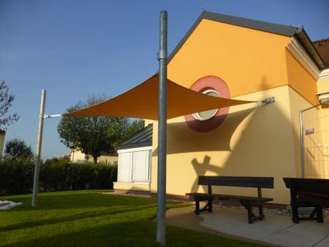 Sonnensegel im Kindergarten fixe Befestigung an der Hauswand