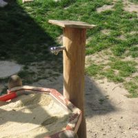 Wasserspender aus Robinienholz für Sandspielplätze für Kinder