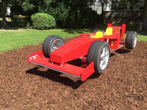 F1 Auto Smile Basic auf dem Kinderspielplatz im Park auf Federn