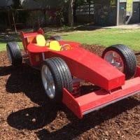 F1 Auto geplant und gebaut für die Kinder auf dem Spielplatz