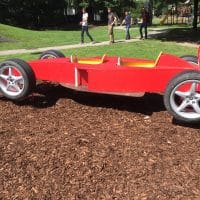 F1 Auto auf Federn aufgebaut für zwei Kinder zum spielen