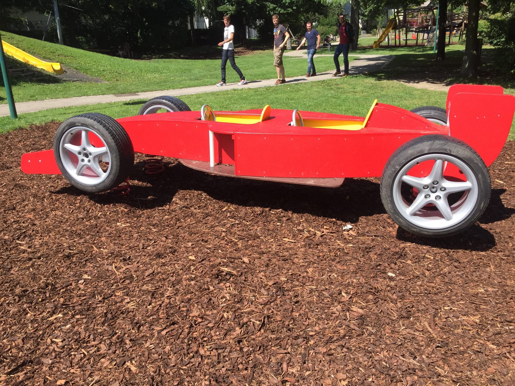 F1 Auto auf Federn aufgebaut für zwei Kinder zum spielen