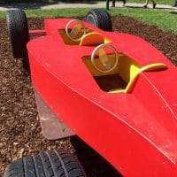 Spielauto Formel 1 zum spielen für die Kinder auf dem Spielplatz