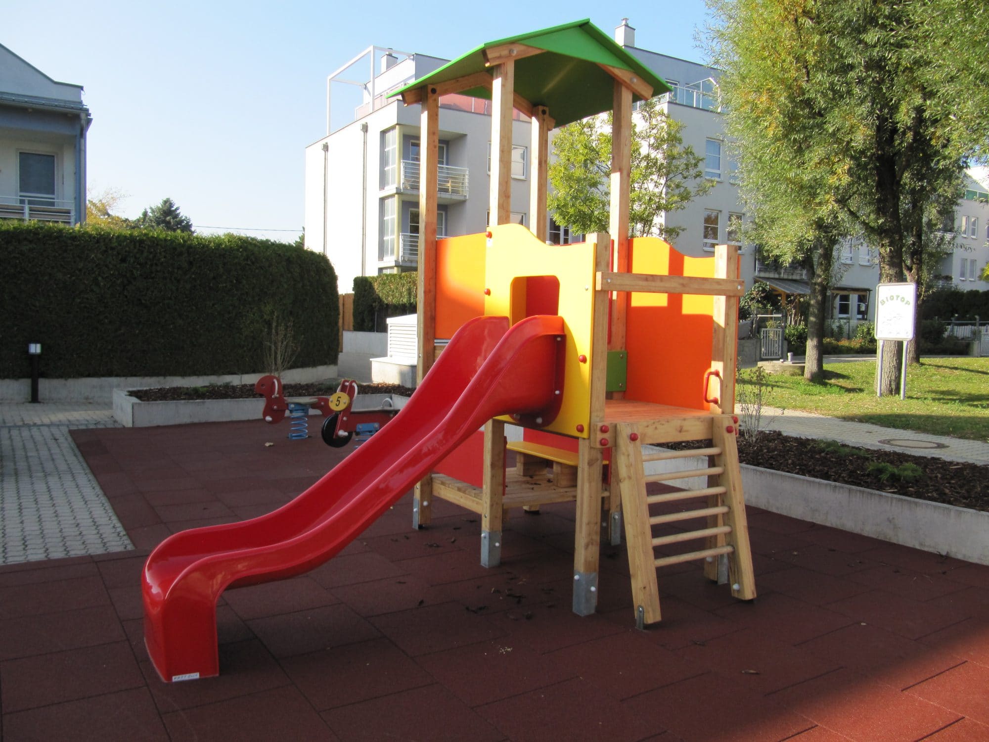 Doppelturmanlage Karin von FREISPIEL auf Spielplatz für Kleinkinder