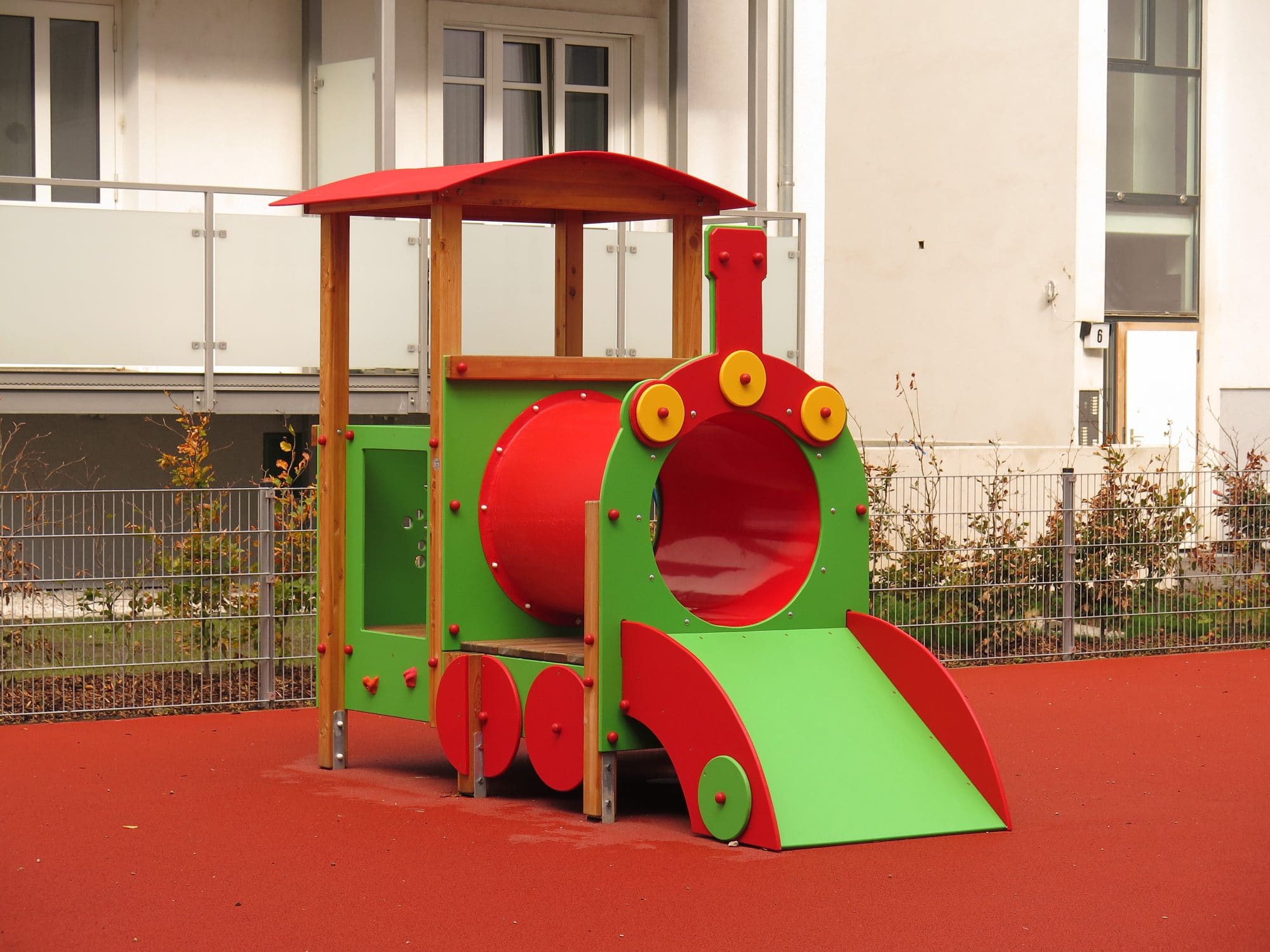 Spielkombination Lokomotive für Kinderspielplätze von FREISPIEL