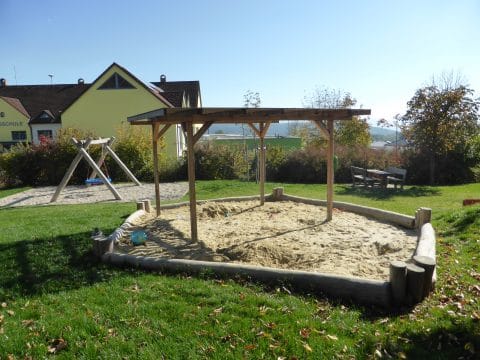 Robinico Spielplatz mit Sandkasten und Beschattung aus Holz