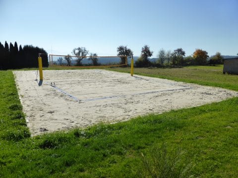 Beachvolleyballplatz mit gereinigtem Sand