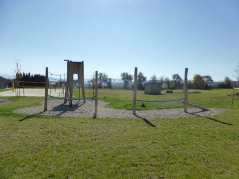 Spielplatz mit Kletterpark aus Seilen und Holzhaus auf Stelzen