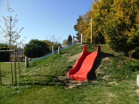 Breitrutsche rot FREISPEL am Hang montiert für Kinder