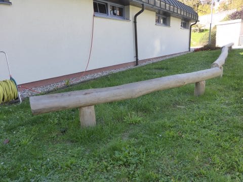 Balancierstämme auf Holzpalisaden fixiert für die Kinder